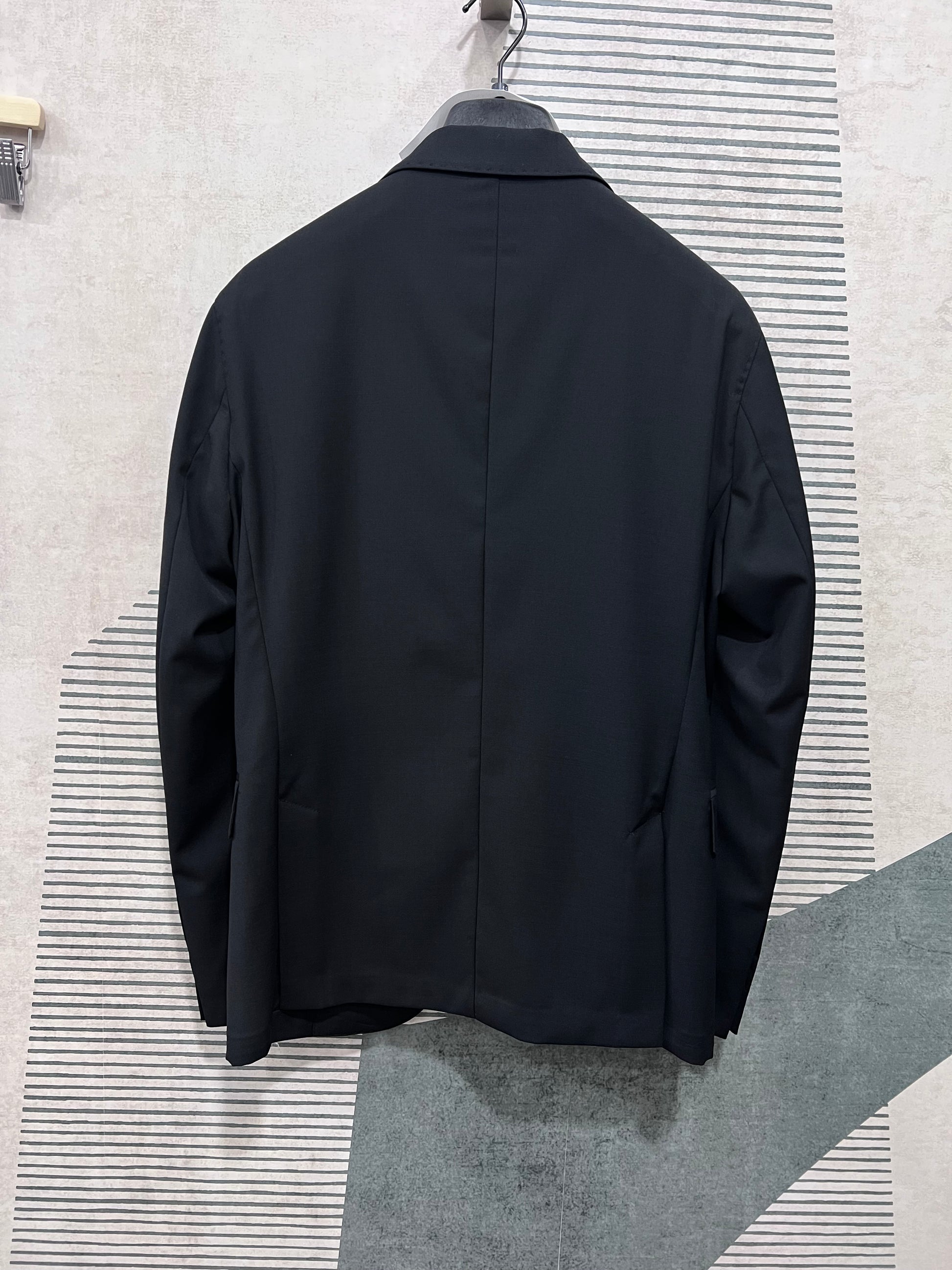 Giacca Uomo Monopetto Fresco Lana Nera – vista posteriore -  Abito uomo in fresco lana neroSartoriale Made in Italy Frarò