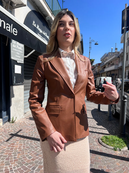 Giacca donna 592 in eco pelle camel bruciato vista frontale, avvitata 1 bottone, Made in Italy – Frarò