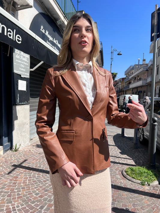Giacca donna 592 in eco pelle camel bruciato vista frontale, avvitata 1 bottone, Made in Italy – Frarò