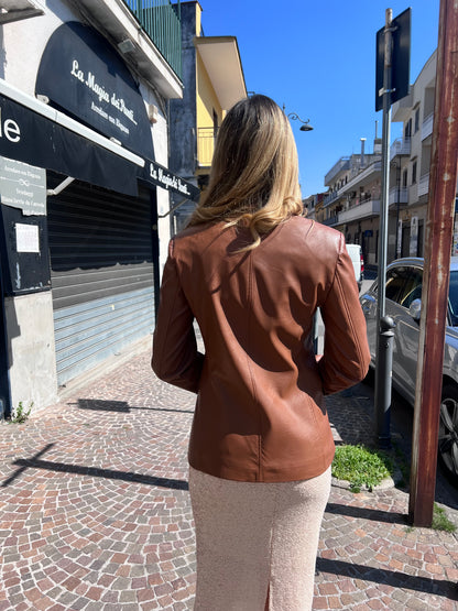 Giacca donna 592 in eco pelle camel bruciato vista posteriore, interno foderato, Made in Italy – Frarò