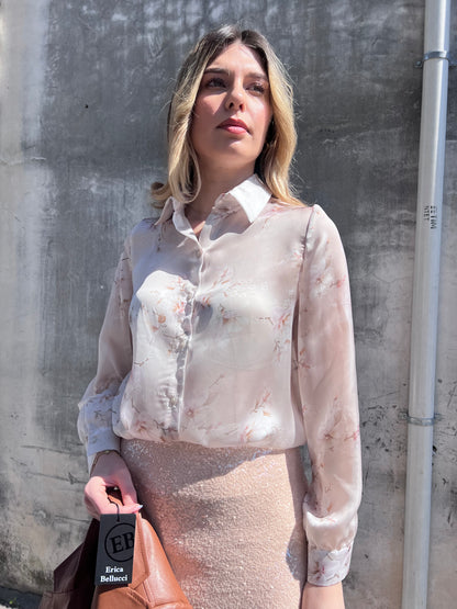 Camicia donna 122 fantasia floreale – dettaglio collo alla francese e bottoni frontali, tessuto effetto seta Erica Bellucci
