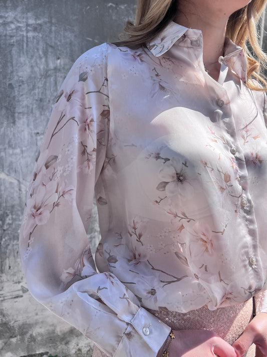 Camicia donna 122 fantasia floreale – dettaglio stampa floreale e tessuto leggero effetto seta, Made in Italy
