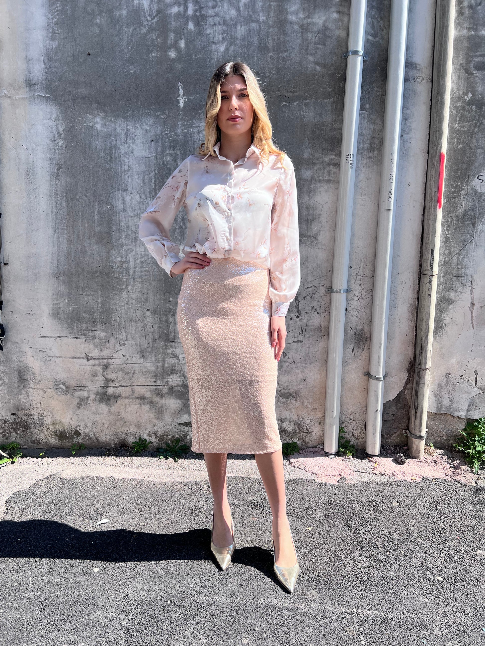 Gonna midi paillettes donna 362 rosa cipria – vita alta, total look indossato, Luxury Collection Erica Bellucci SS26
