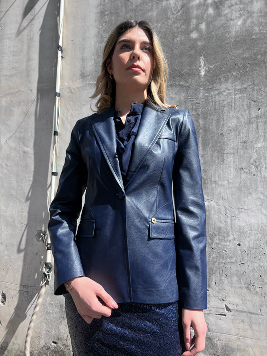 Giacca donna 592 in eco pelle blu vista frontale, vestibilità avvitata foderata, Luxury Collection Erica Bellucci – Frarò