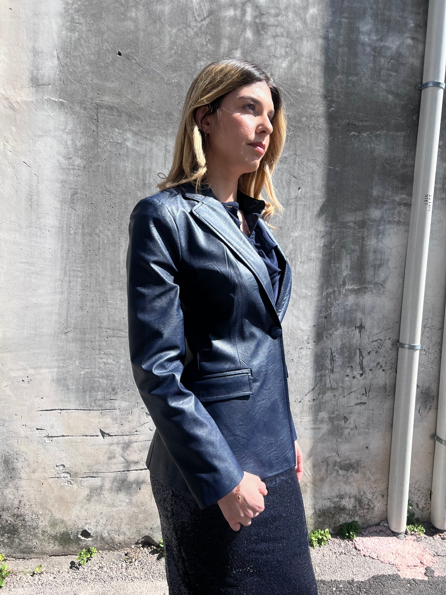 Dettaglio chiusura bottone giacca donna 592 in eco pelle blu, vestibilità avvitata Made in Italy – Frarò