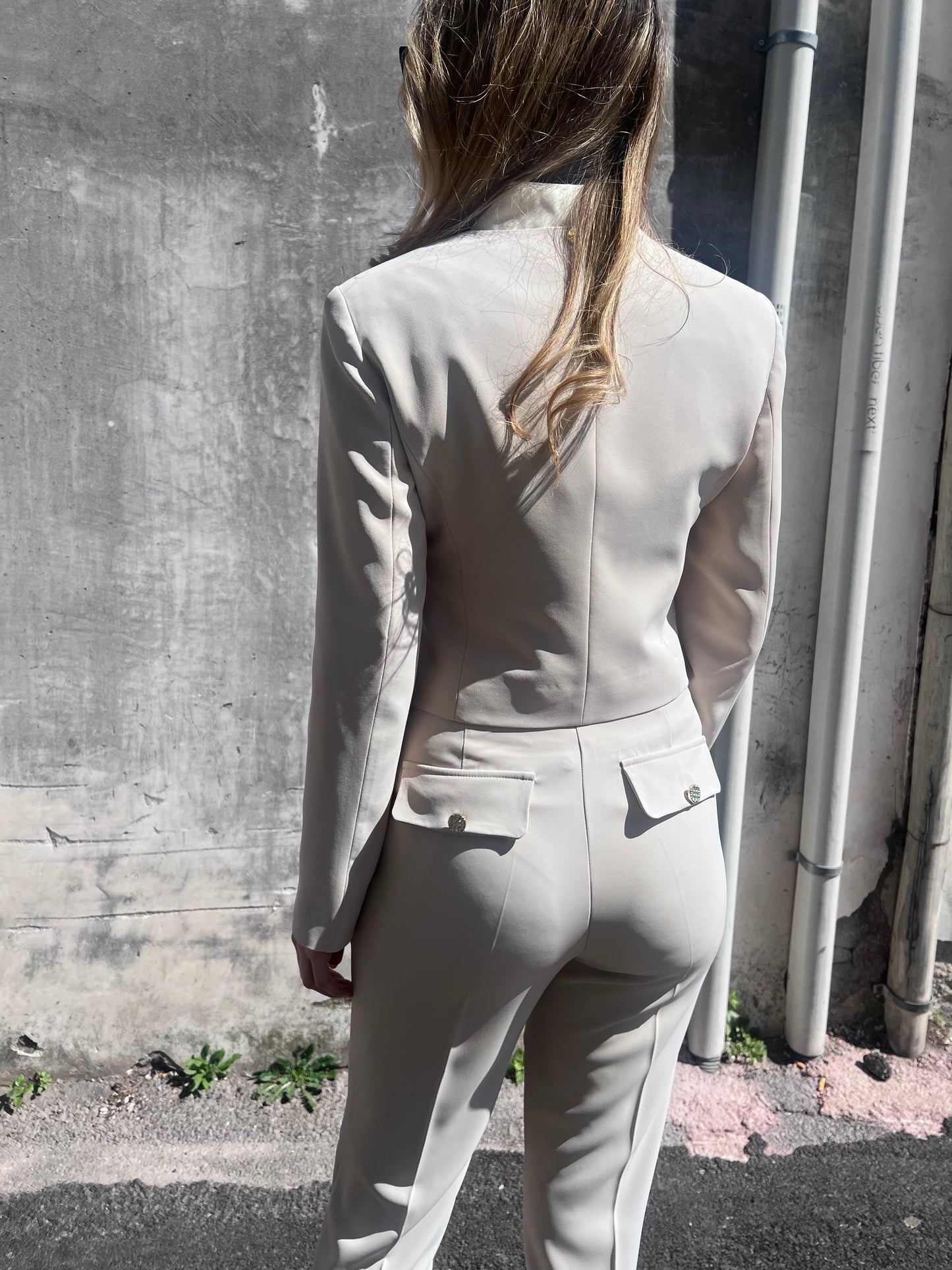 Dettaglio pattine posteriori con bottoni gioiello pantalone tailleur donna Gadì 578 Burro – Frarò
