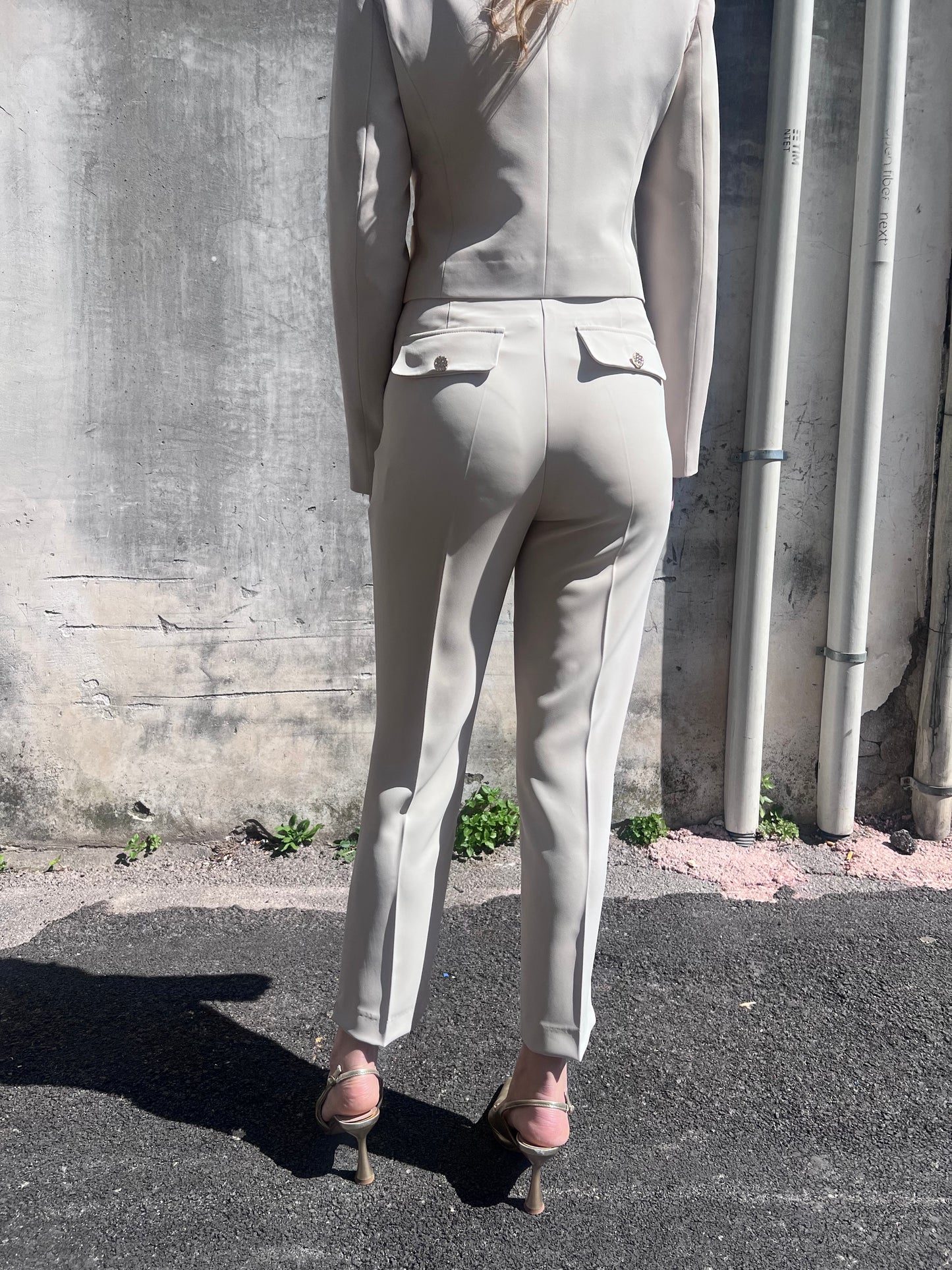 Dettaglio posteriore colore burro tailleur donna Gadì 578 burro, Luxury Collection Erica Bellucci Made in Italy – Frarò