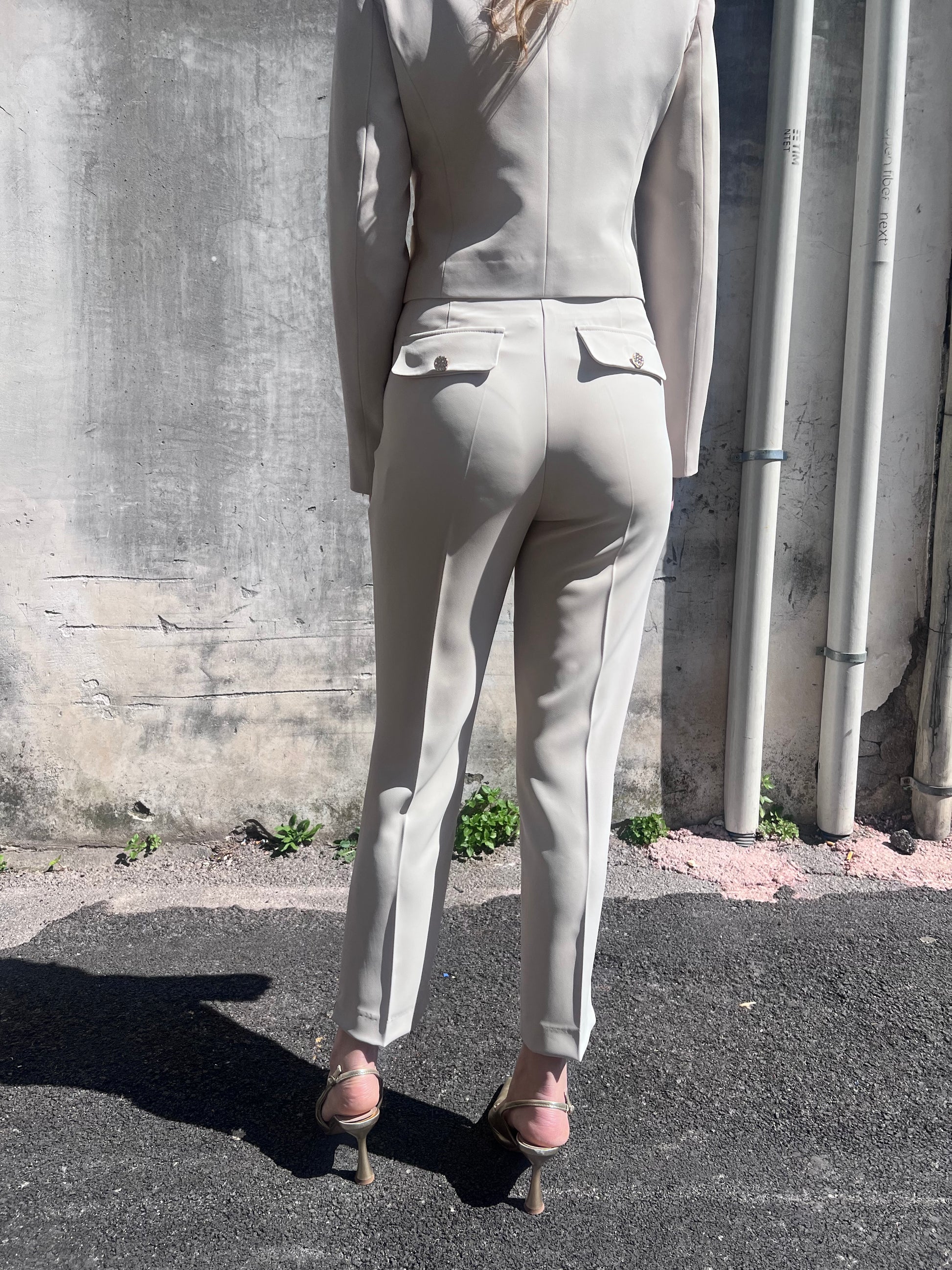 Dettaglio posteriore colore burro tailleur donna Gadì 578 burro, Luxury Collection Erica Bellucci Made in Italy – Frarò