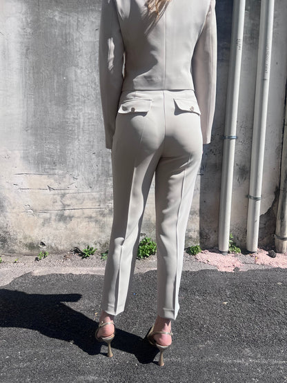 Dettaglio posteriore colore burro tailleur donna Gadì 578 burro, Luxury Collection Erica Bellucci Made in Italy – Frarò