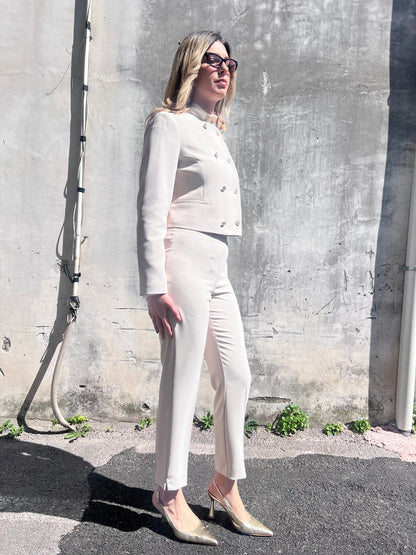 Tailleur donna Gadì 578 Burro vista laterale, silhouette slim giacca corta e pantalone caviglia – Frarò