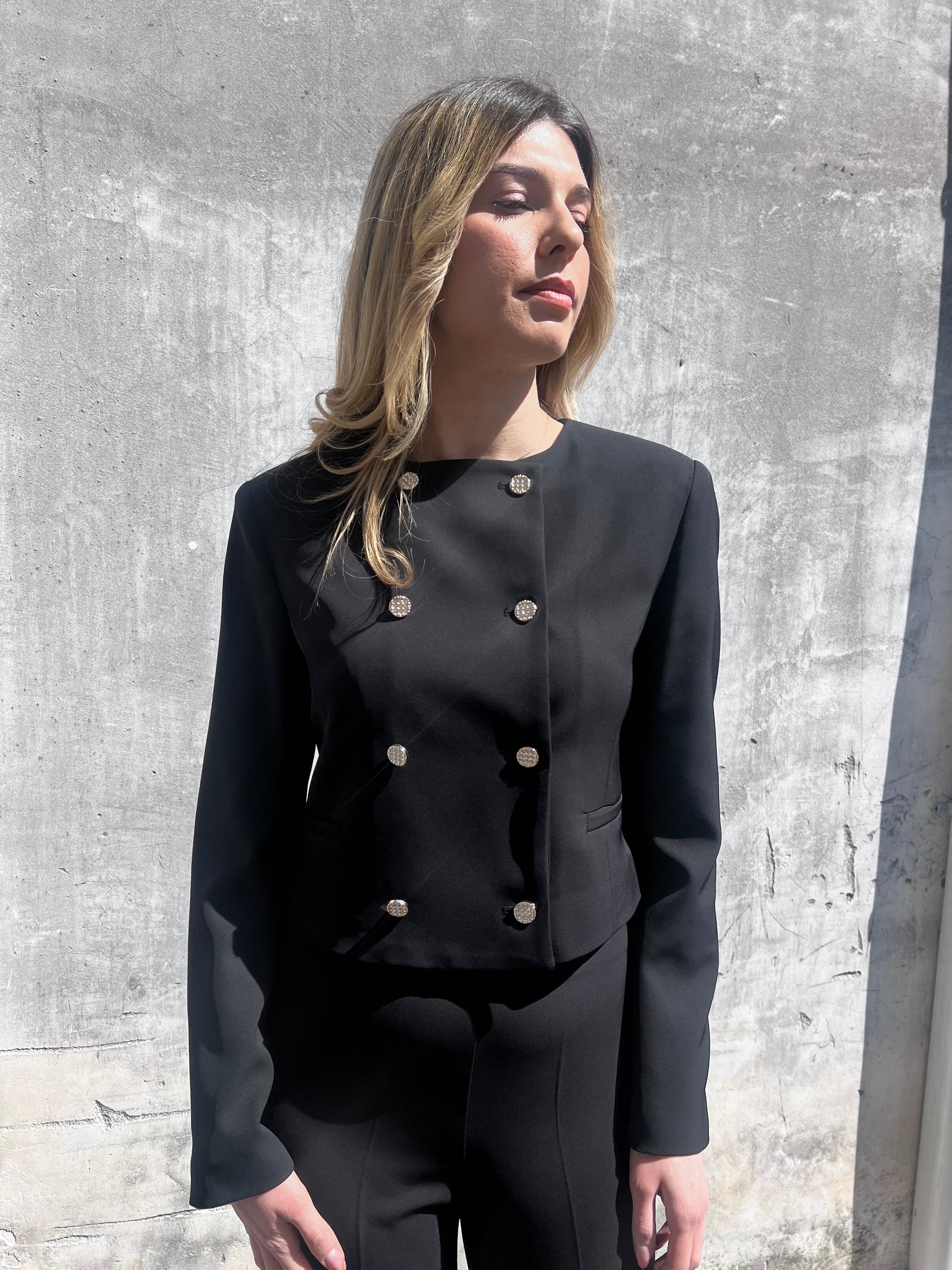 Dettaglio giacca – tailleur donna gadì 578 nero Erica Bellucci, composizione 98% poliestere 2% elastene
