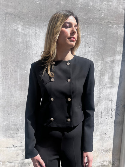 Dettaglio giacca – tailleur donna gadì 578 nero Erica Bellucci, composizione 98% poliestere 2% elastene