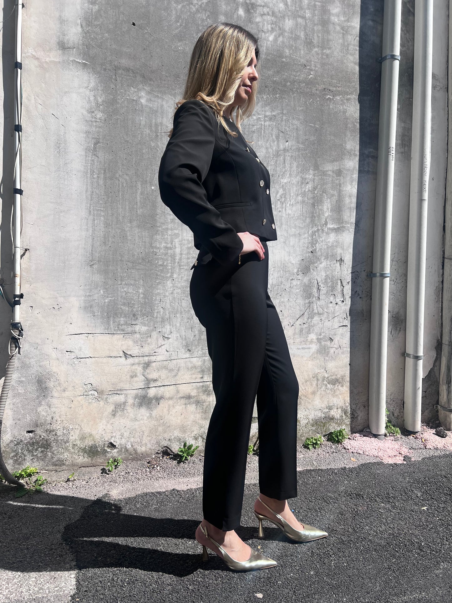 Tailleur donna Gadì 578 nero – pantalone vita alta con chiusura zip laterale e pattine con bottoni gioiello