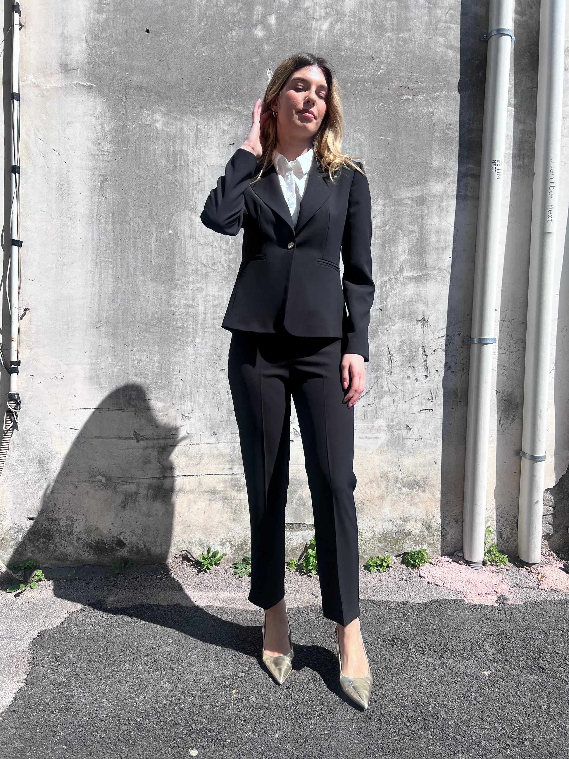 Tailleur donna 598 Gadì Nero vista frontale, giacca avvitata e pantalone capri vita alta, Made in Italy – Frarò