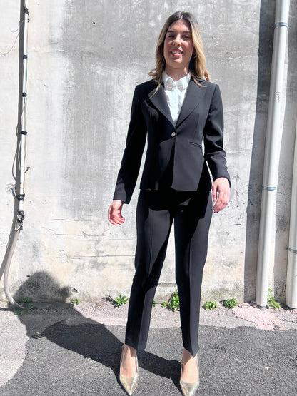 Dettaglio vita alta e zip laterale pantalone capri tailleur donna 598 Gadì Nero, Made in Italy – Frarò