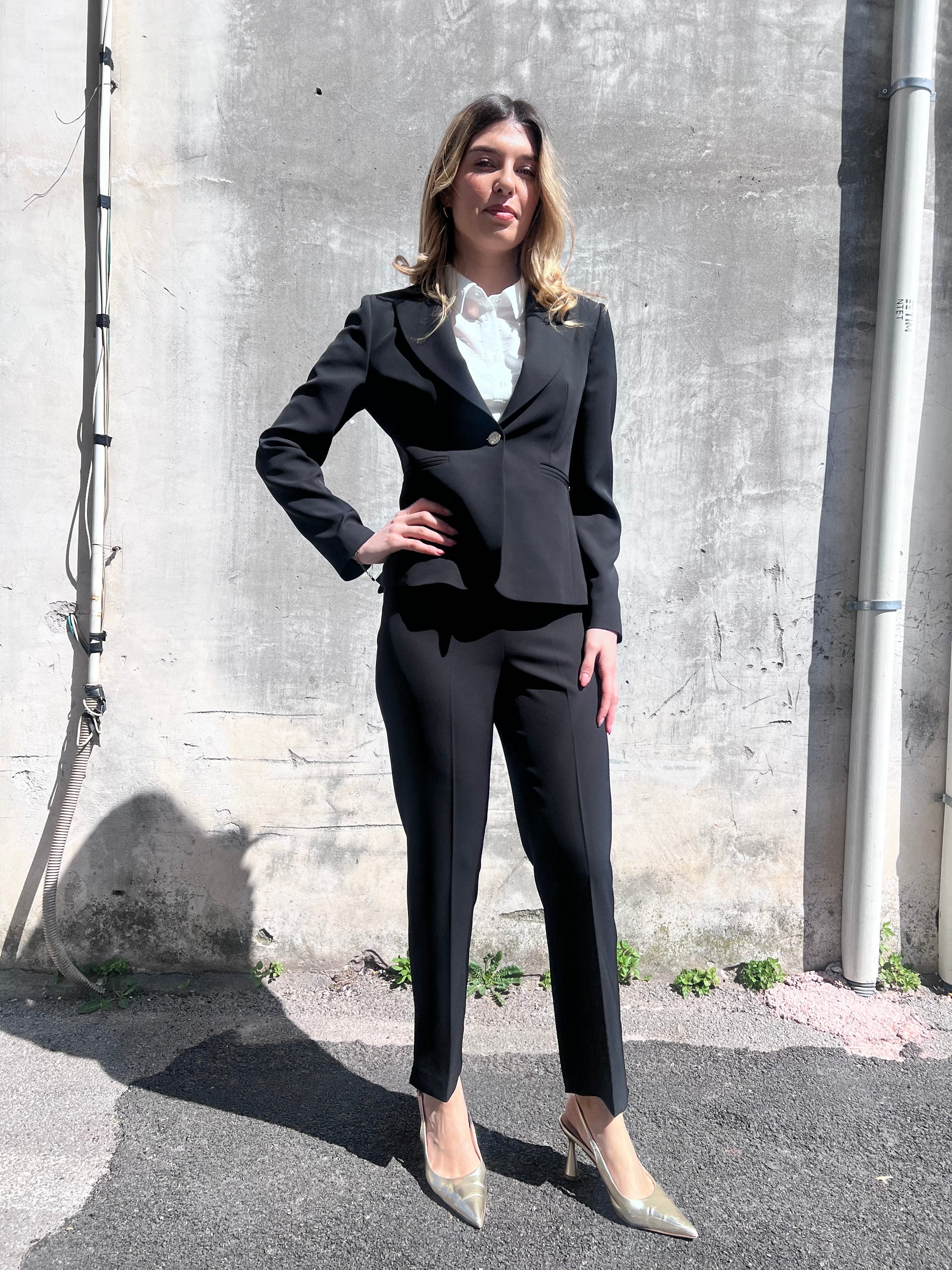 Dettaglio tessuto fluido nero tailleur donna 598 Gadì Nero, 98% poliestere 2% elastan, Luxury Collection SS26 – Frarò