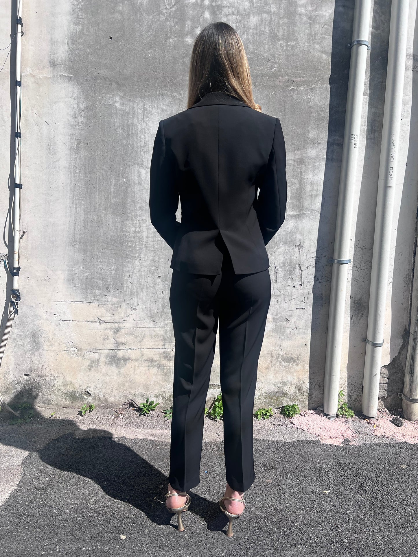 Tailleur donna 598 Gadì Nero vista posteriore, coordinato giacca e pantalone capri nero, Luxury Collection Erica Bellucci – Frarò