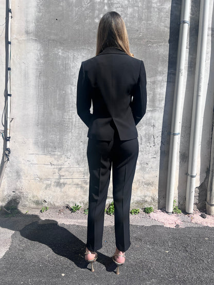 Tailleur donna 598 Gadì Nero vista posteriore, coordinato giacca e pantalone capri nero, Luxury Collection Erica Bellucci – Frarò