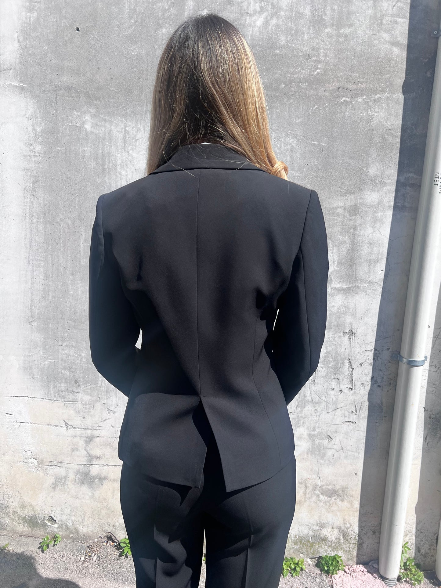 Tailleur donna 598 Gadì Nero vista posteriore e silhouette elegante giacca avvitata  – Frarò