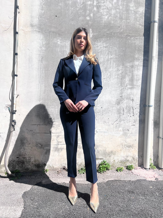 Tailleur donna 598 Gadì Blu vista frontale, giacca avvitata e pantalone capri vita alta, Made in Italy – Frarò