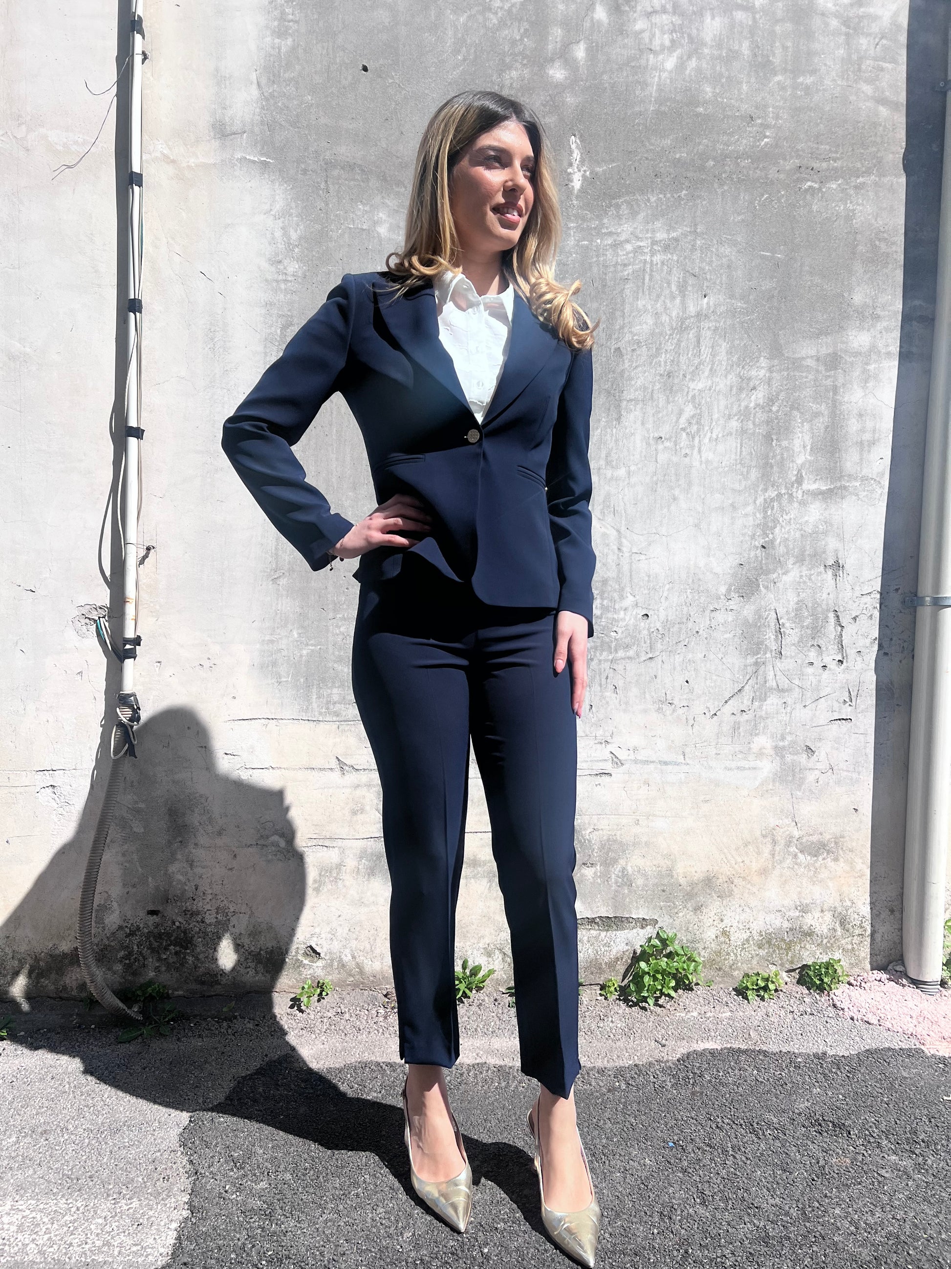 Dettaglio tessuto fluido blu tailleur donna 598 Gadì Blu, 98% poliestere 2% elastan, Luxury Collection SS26 – Frarò