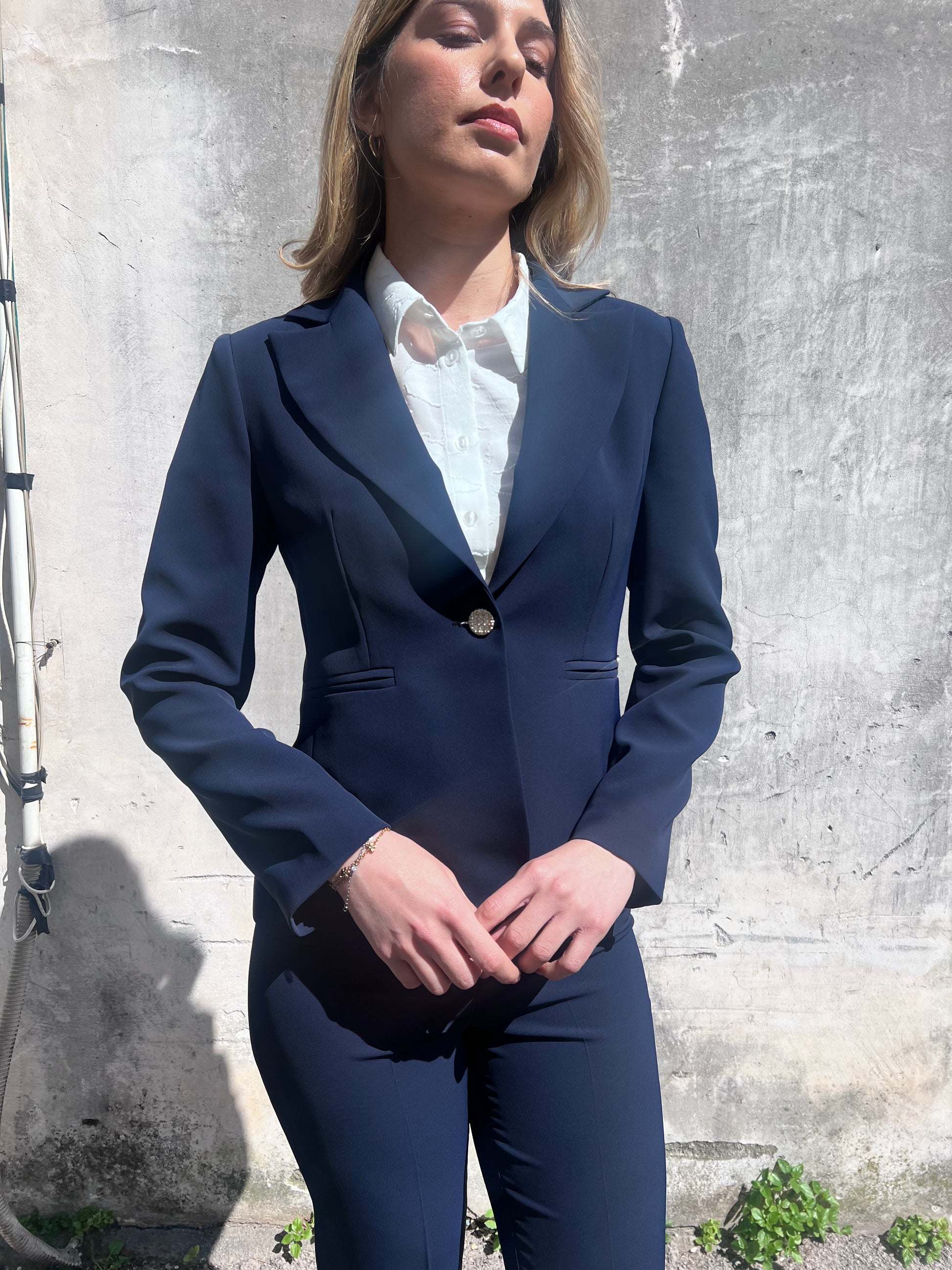 Dettaglio bottone gioiello giacca avvitata tailleur donna 598 Gadì Blu, manifattura sartoriale Made in Italy – Frarò