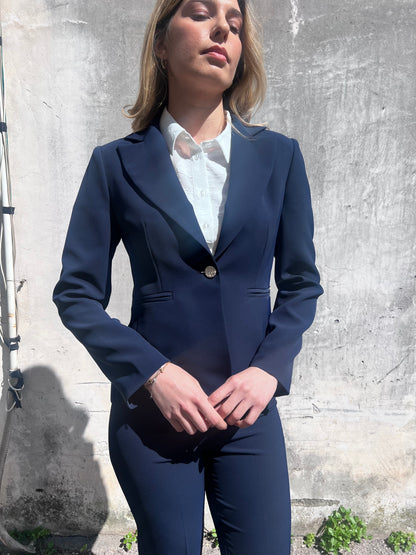 Dettaglio bottone gioiello giacca avvitata tailleur donna 598 Gadì Blu, manifattura sartoriale Made in Italy – Frarò
