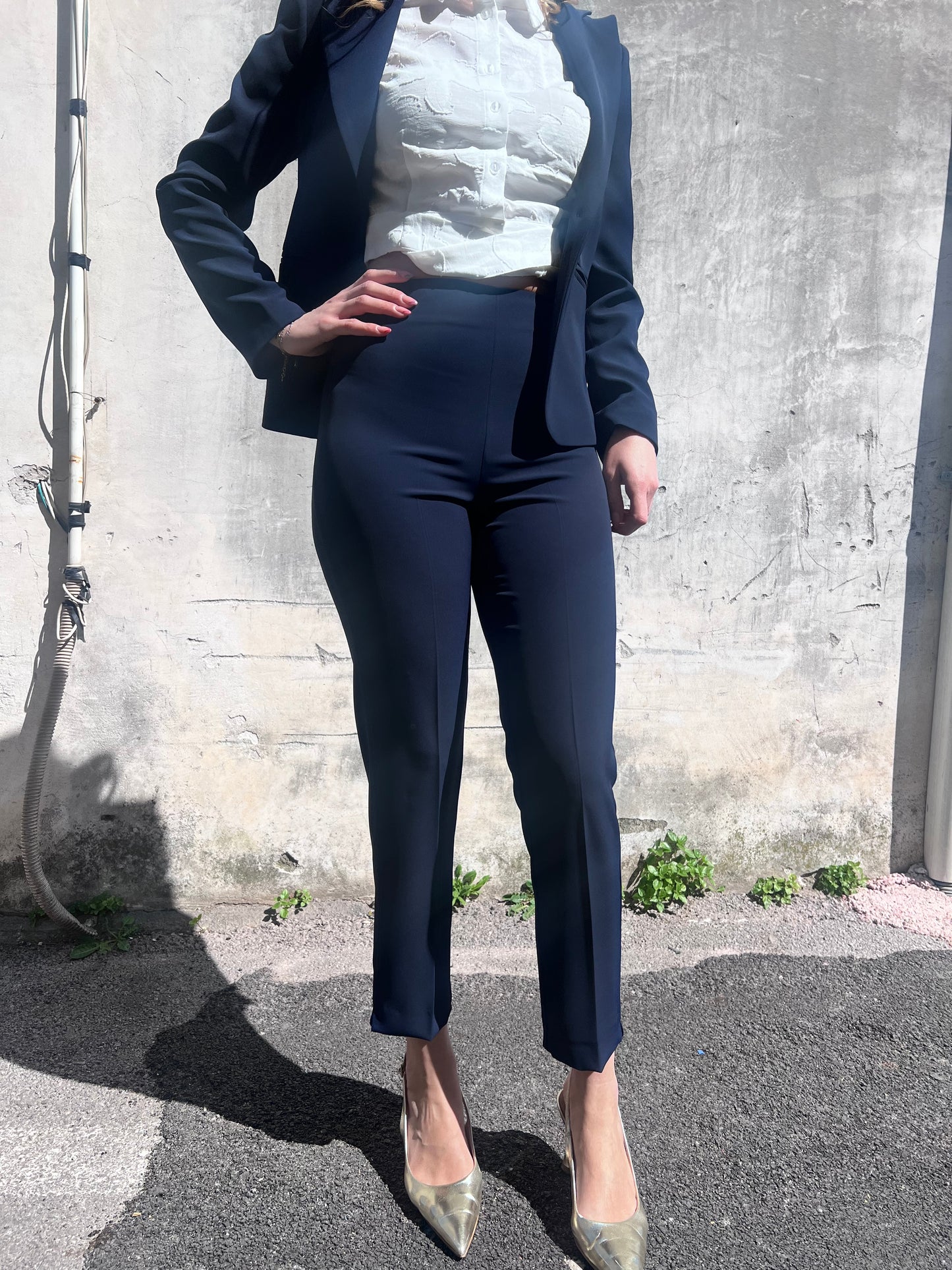 Dettaglio vita alta e zip laterale pantalone capri tailleur donna 598 Gadì Blu, Made in Italy – Frarò
