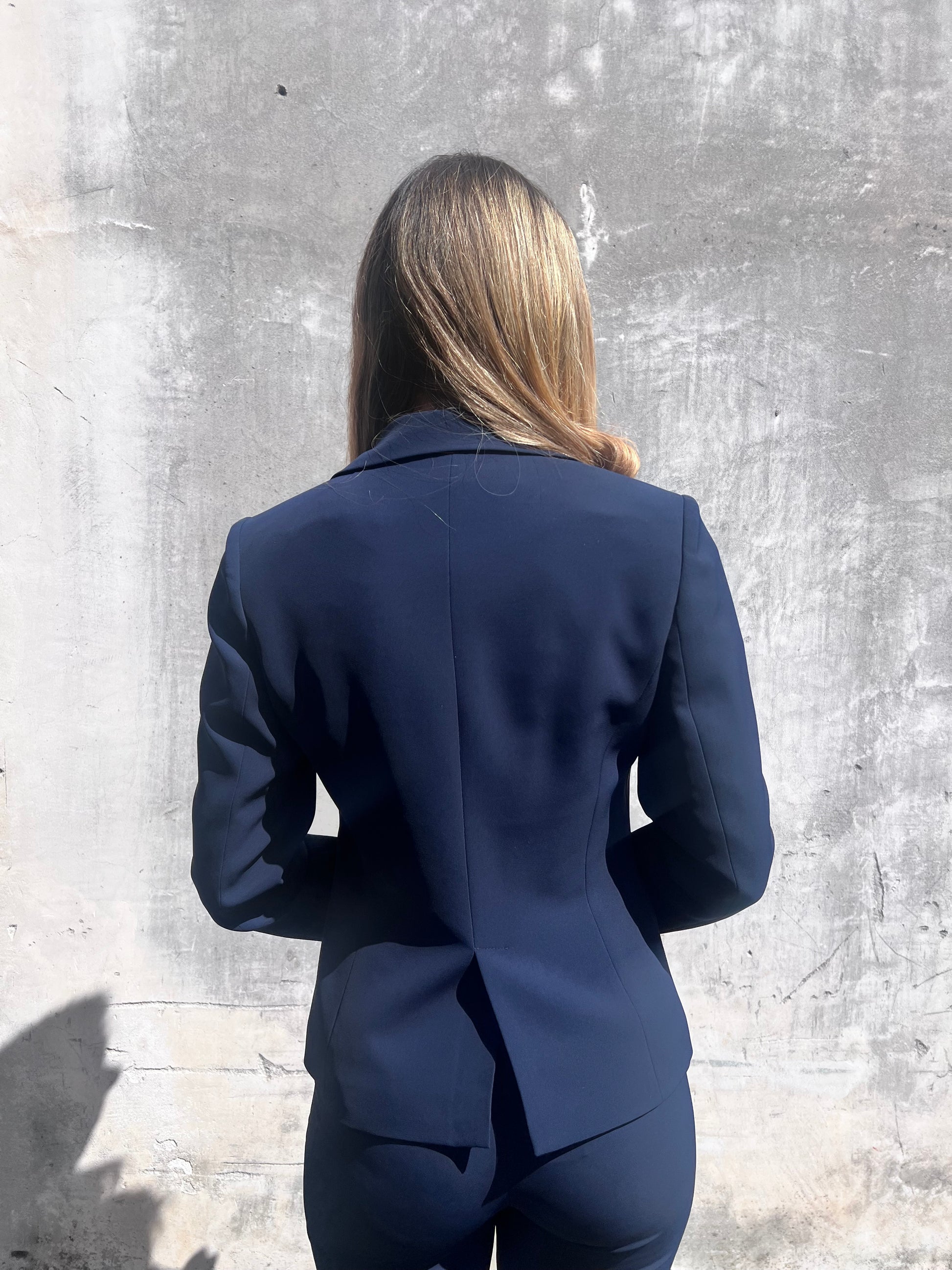 giacca avvitata tailleur donna 598 Gadì Blu, manifattura sartoriale Made in Italy – Frarò - vista posteriore
