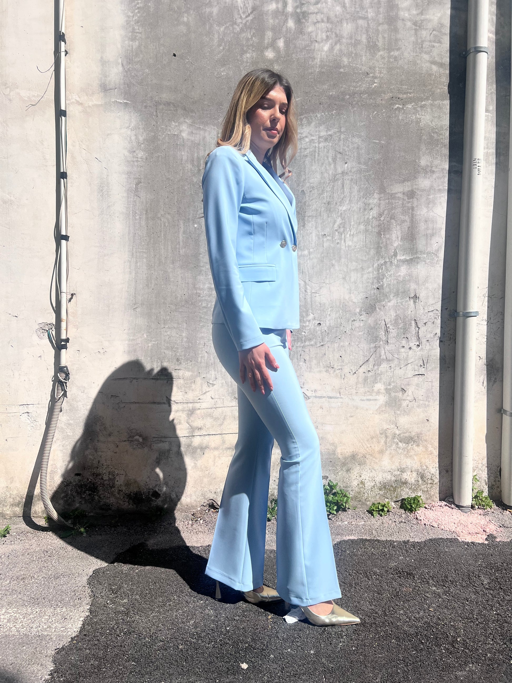 Tailleur donna 584 polvere – vista laterale, tessuto elastico avvitato Erica Bellucci SS26