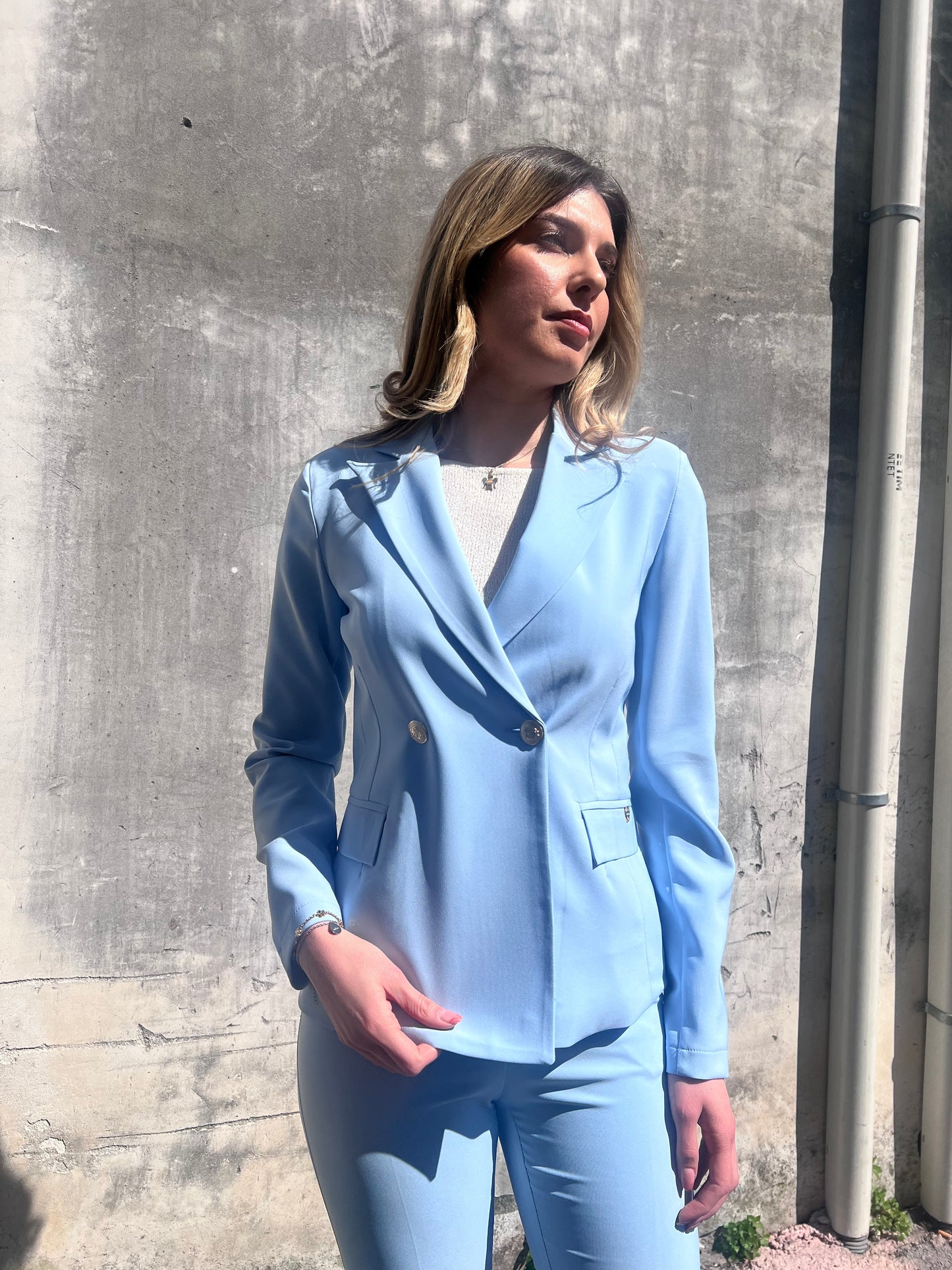 Tailleur donna 584 polvere – dettaglio giacca doppio petto e bottoni in oro, qualità Made in Italy
