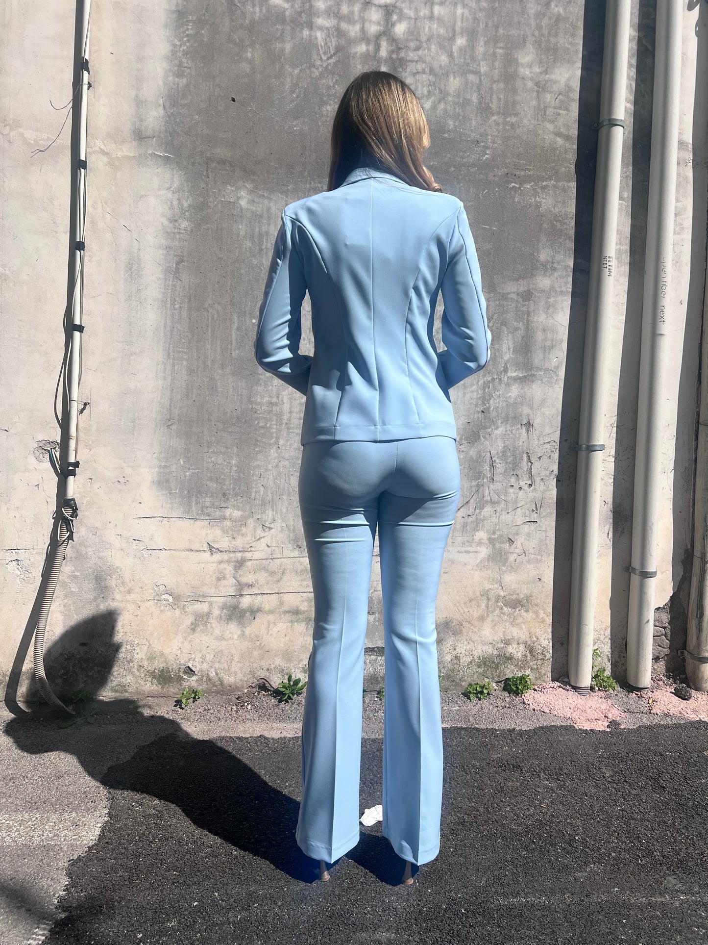 Tailleur donna 584 polvere – vista posteriore -  pantalone a zampa vita alta, silhouette allungante, Made in Italy
