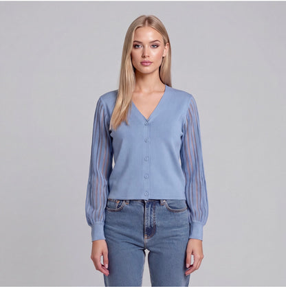 Cardigan donna 806 celeste – vista frontale e dettaglio tessuto velato manica e scollo a V, vestibilità slim taglia unica fino a 46
