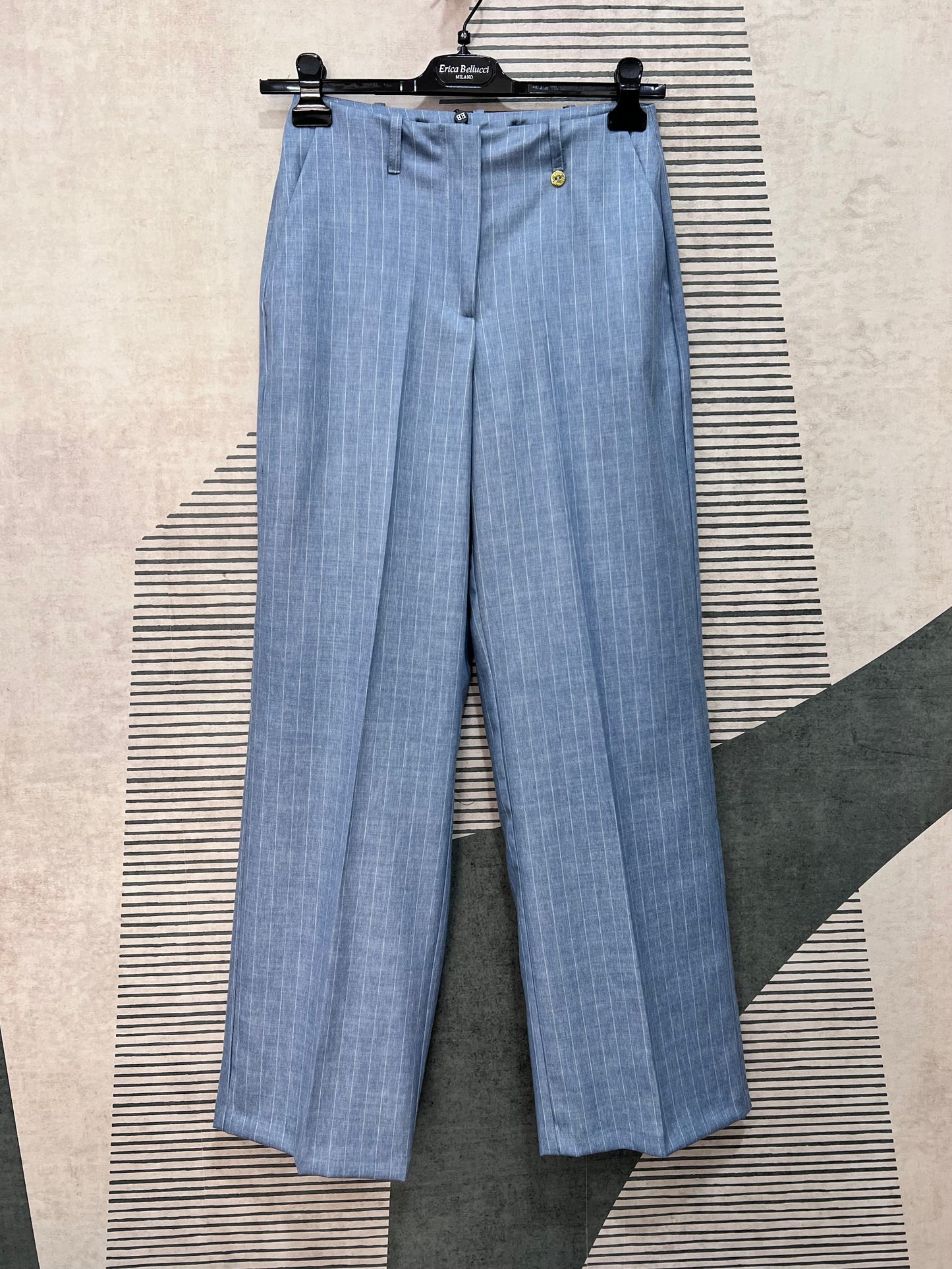 Pantalone palazzo gessato azzurro Erica Bellucci – dettaglio vita alta e bottone dorato con logo, tailleur gessato donna azzurro Made in Italy