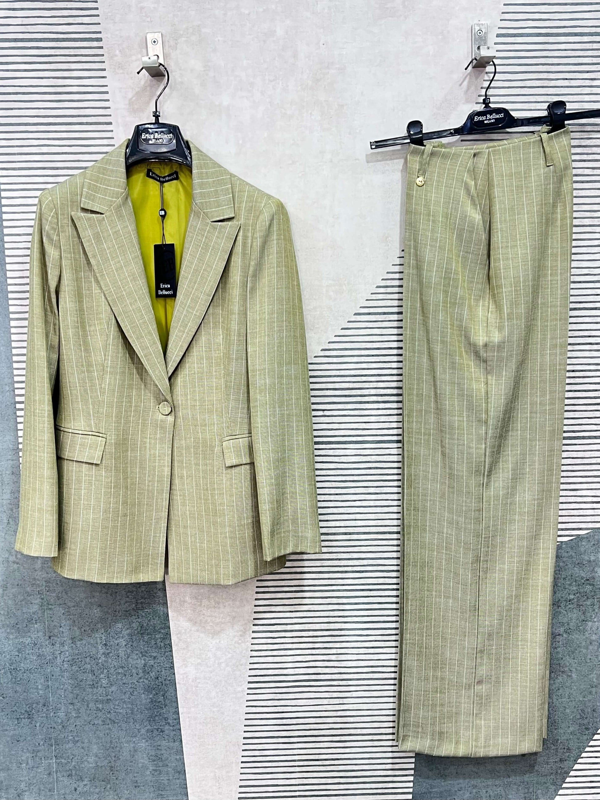 Tailleur gessato donna verde salvia Erica Bellucci – coordinato completo blazer e pantalone palazzo su gruccia, fodera giallo lime, Made in Italy
