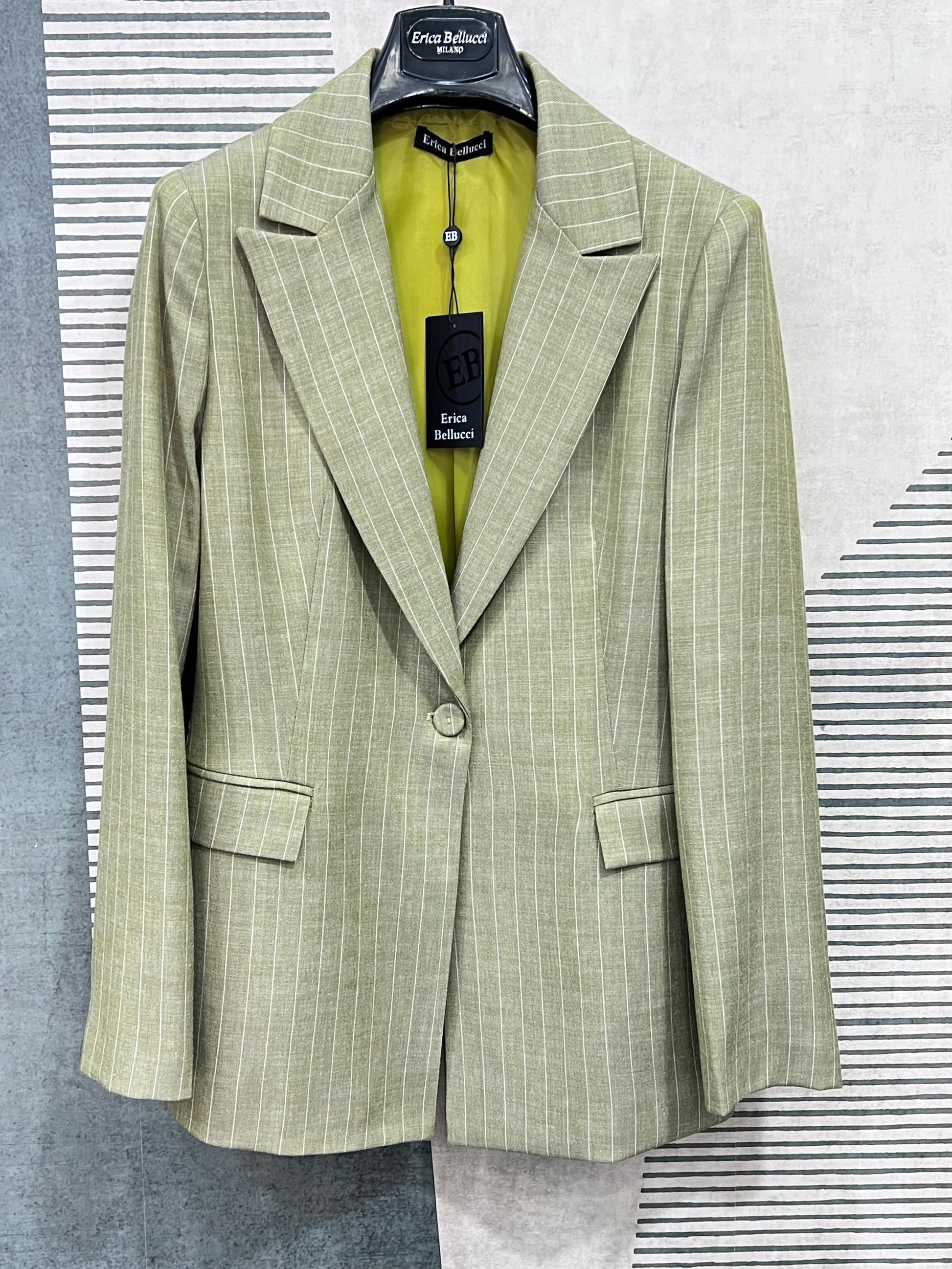 Blazer gessato donna verde salvia Erica Bellucci – monopetto 1 bottone, colletto a lancia, fodera interna giallo lime, vestibilità avvitata Made in Italy del tailleur gessato donna verde