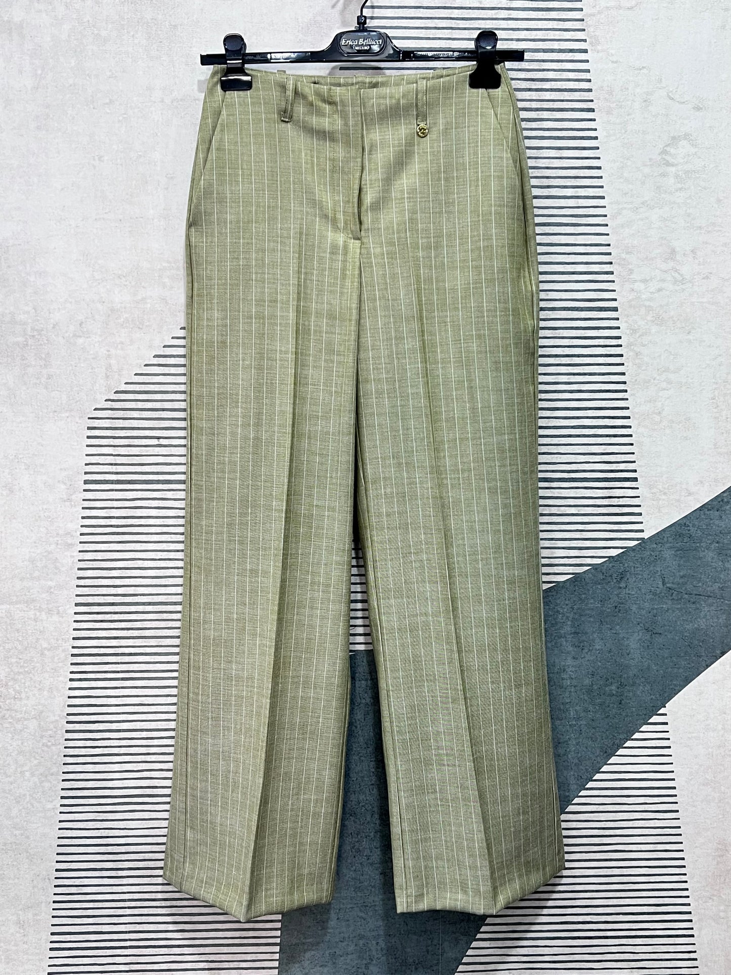 Pantalone palazzo gessato donna verde salvia Erica Bellucci – alta vita, gamba ampia, lunghezza intera, bottone dorato con logo, Made in Italy del tailleur gessato donna verde
