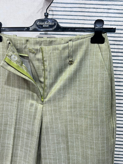 Dettaglio vita pantalone gessato verde Erica Bellucci – zip dorata, fodera interna giallo lime e bottone logo, tailleur gessato donna verde Made in Italy
