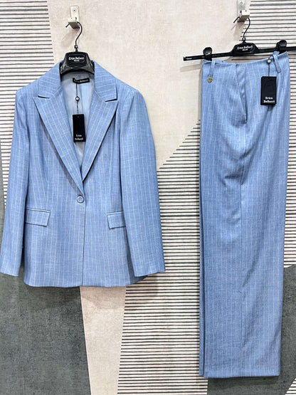 Tailleur gessato donna azzurro Erica Bellucci – blazer e pantalone palazzo su gruccia, coordinato completo Made in Italy
