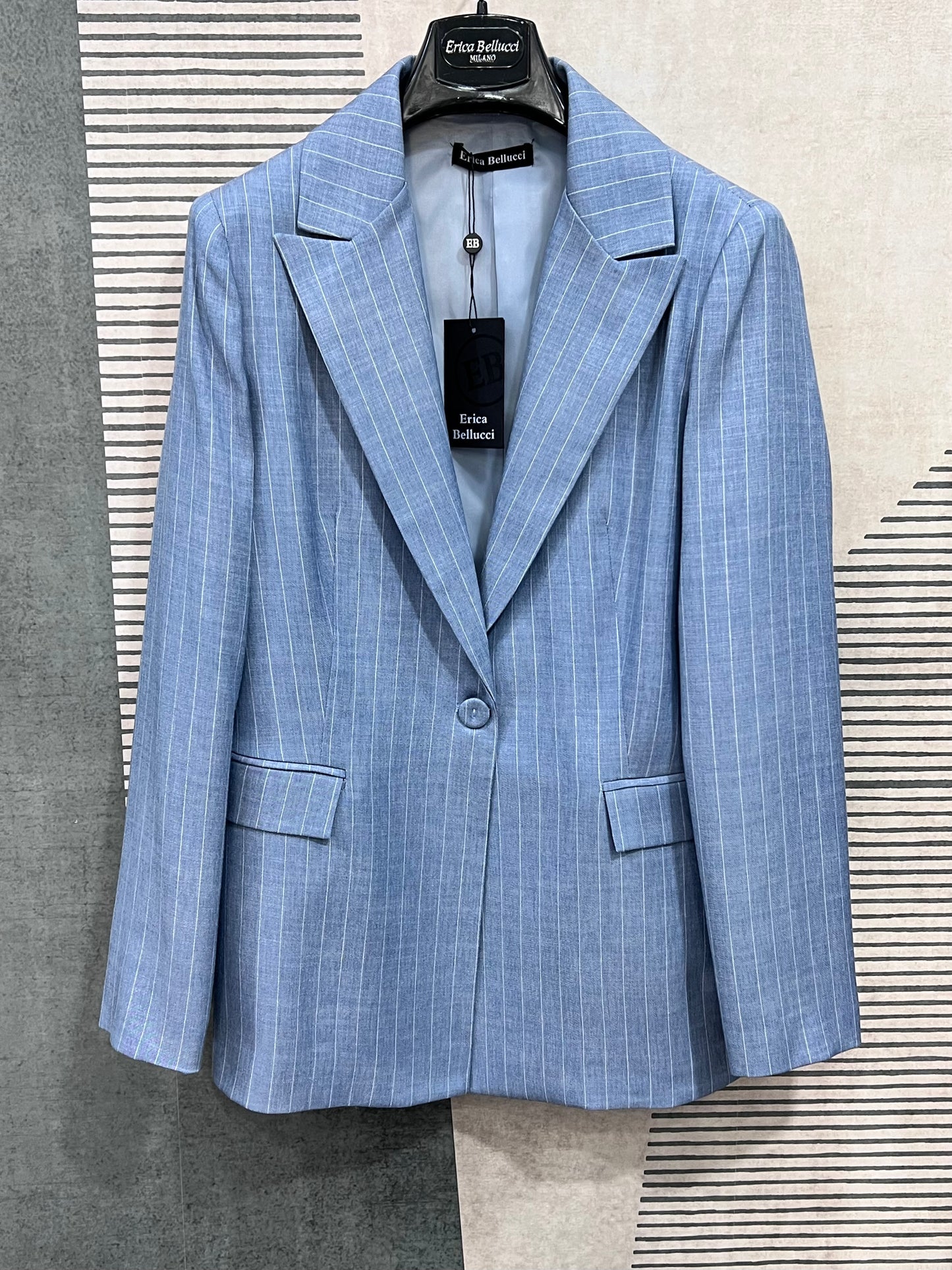Blazer gessato donna azzurro Erica Bellucci – monopetto 1 bottone, colletto a lancia, vestibilità avvitata, Made in Italy del tailleur gessato donna azzurro