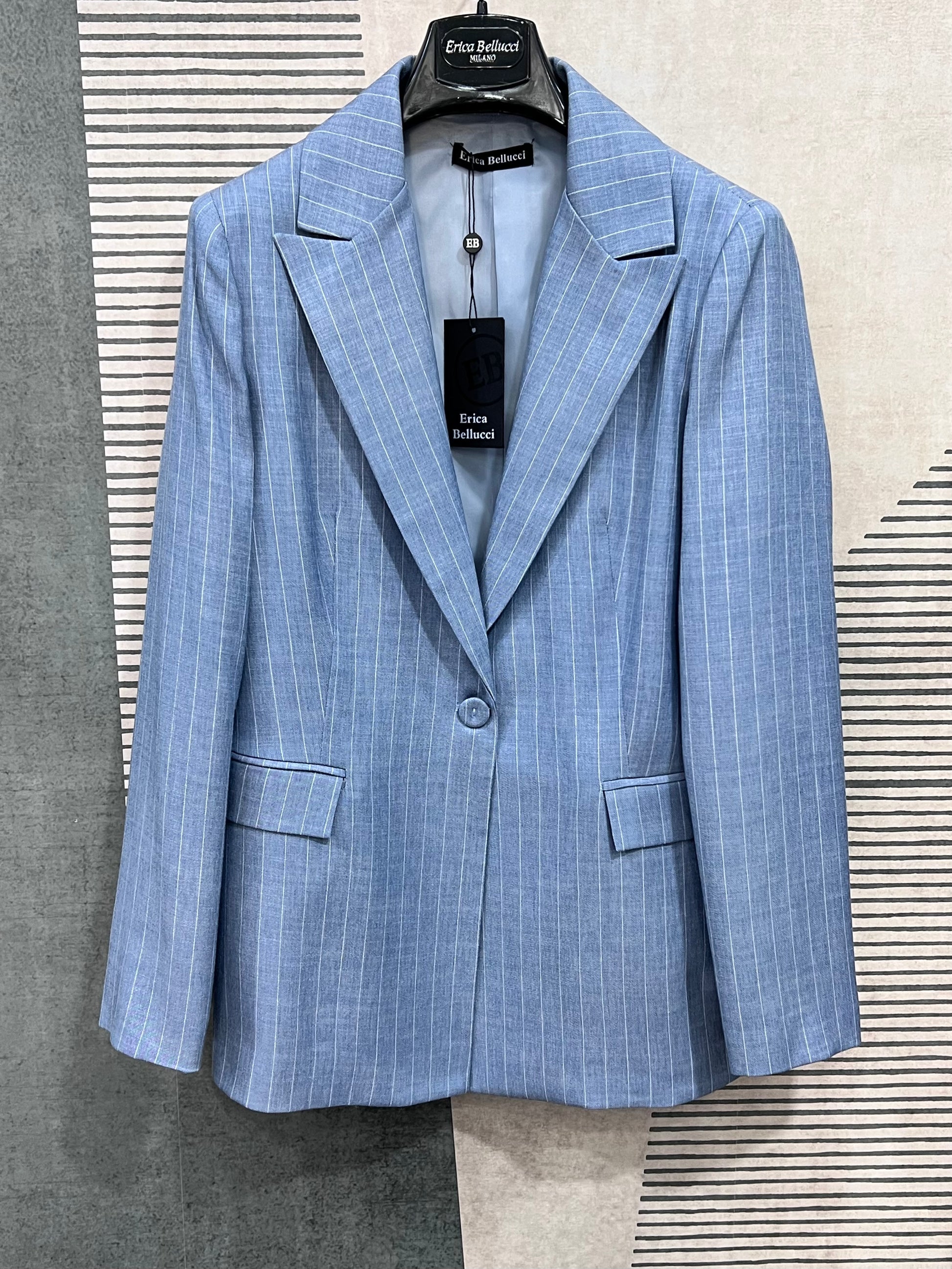 Blazer gessato donna azzurro Erica Bellucci – monopetto 1 bottone, colletto a lancia, vestibilità avvitata, Made in Italy del tailleur gessato donna azzurro