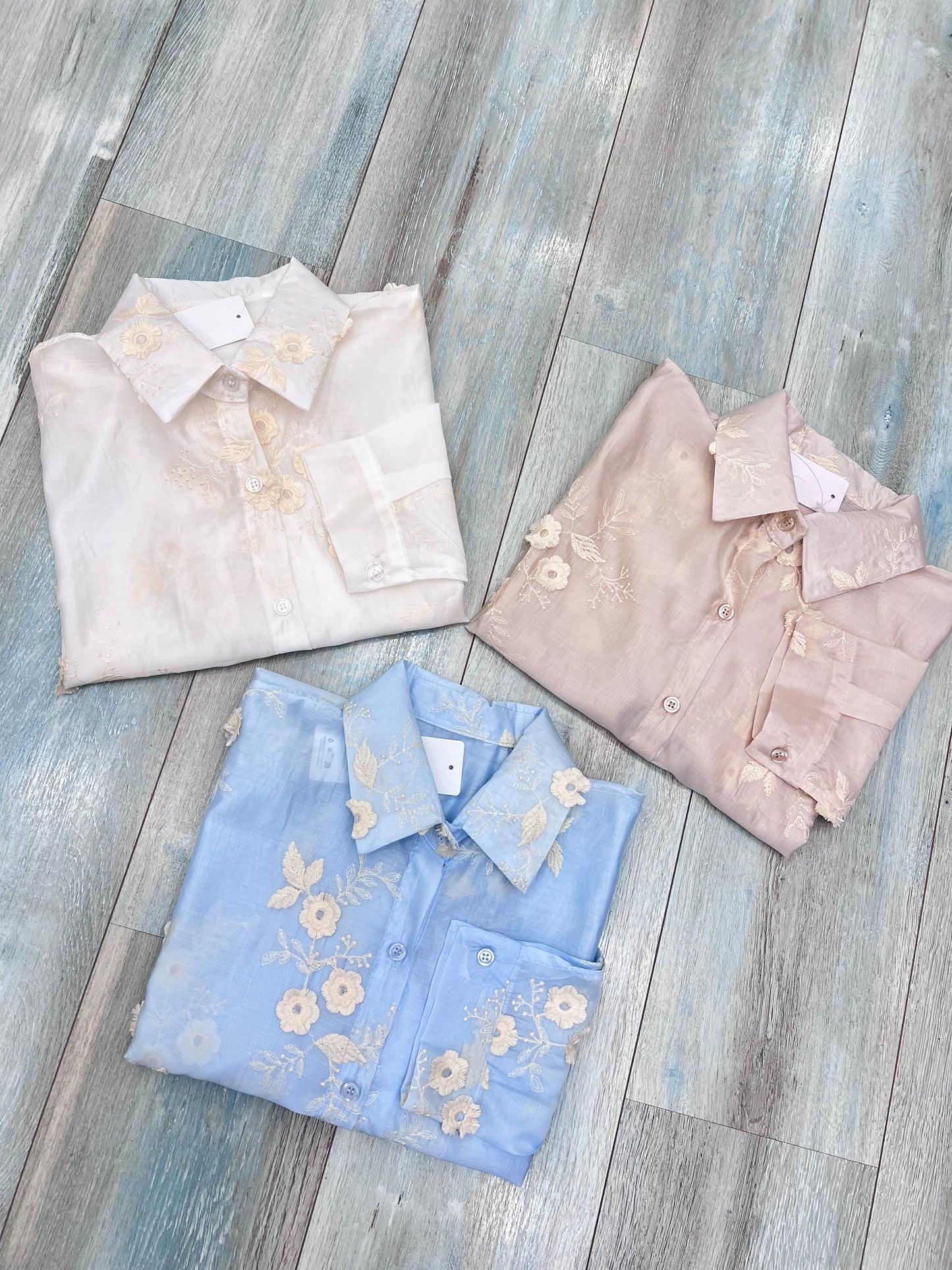 "Camicia donna con ricamo floreale 3D foto dei 3 colori disponibili  – Frarò Shop"