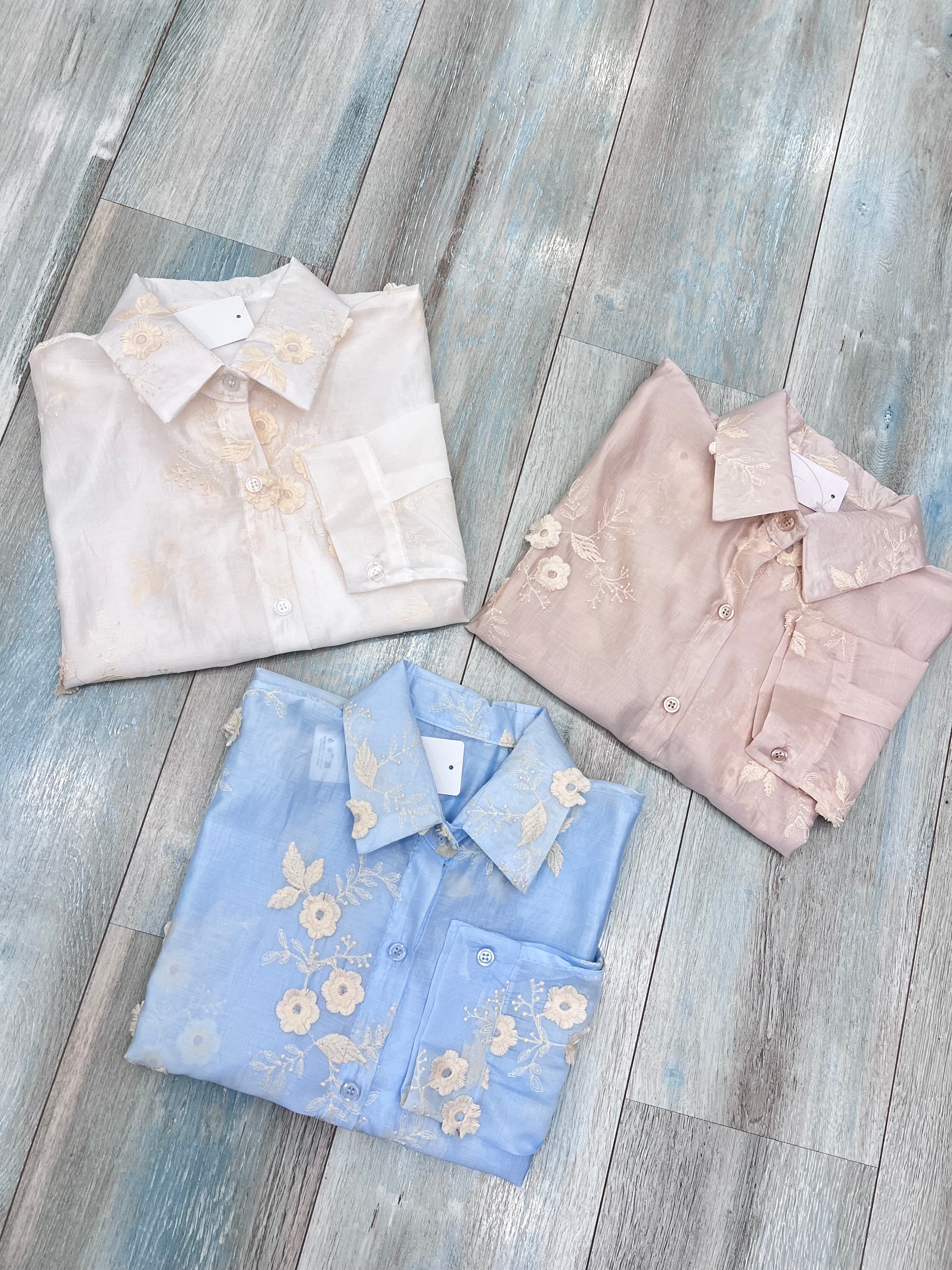 "Camicia donna con ricamo floreale 3D foto dei 3 colori disponibili  – Frarò Shop"