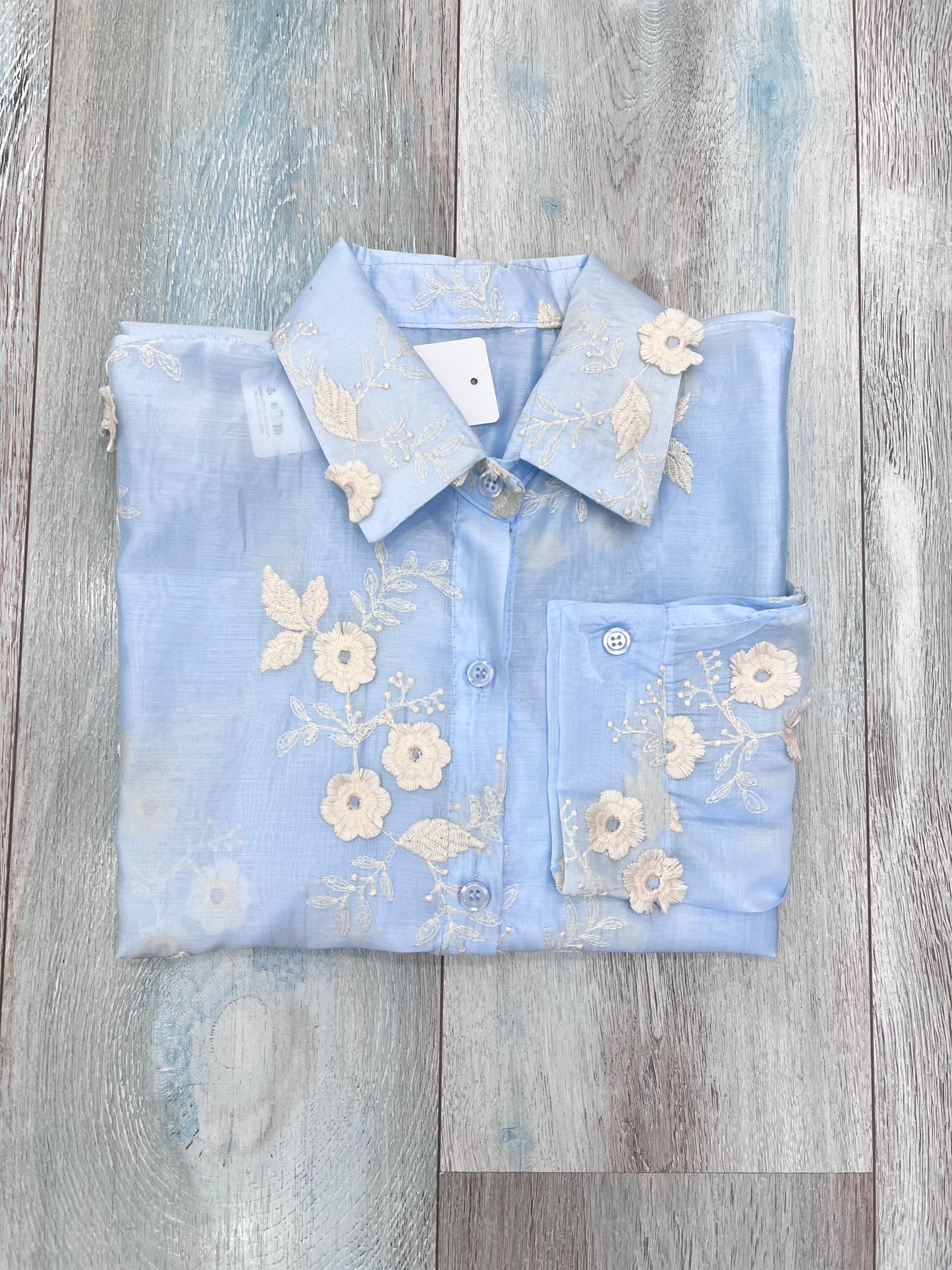 "Camicia donna con ricamo floreale 3D colore celeste – Frarò Shop"