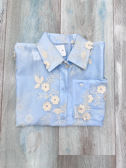 "Camicia donna con ricamo floreale 3D colore celeste – Frarò Shop"