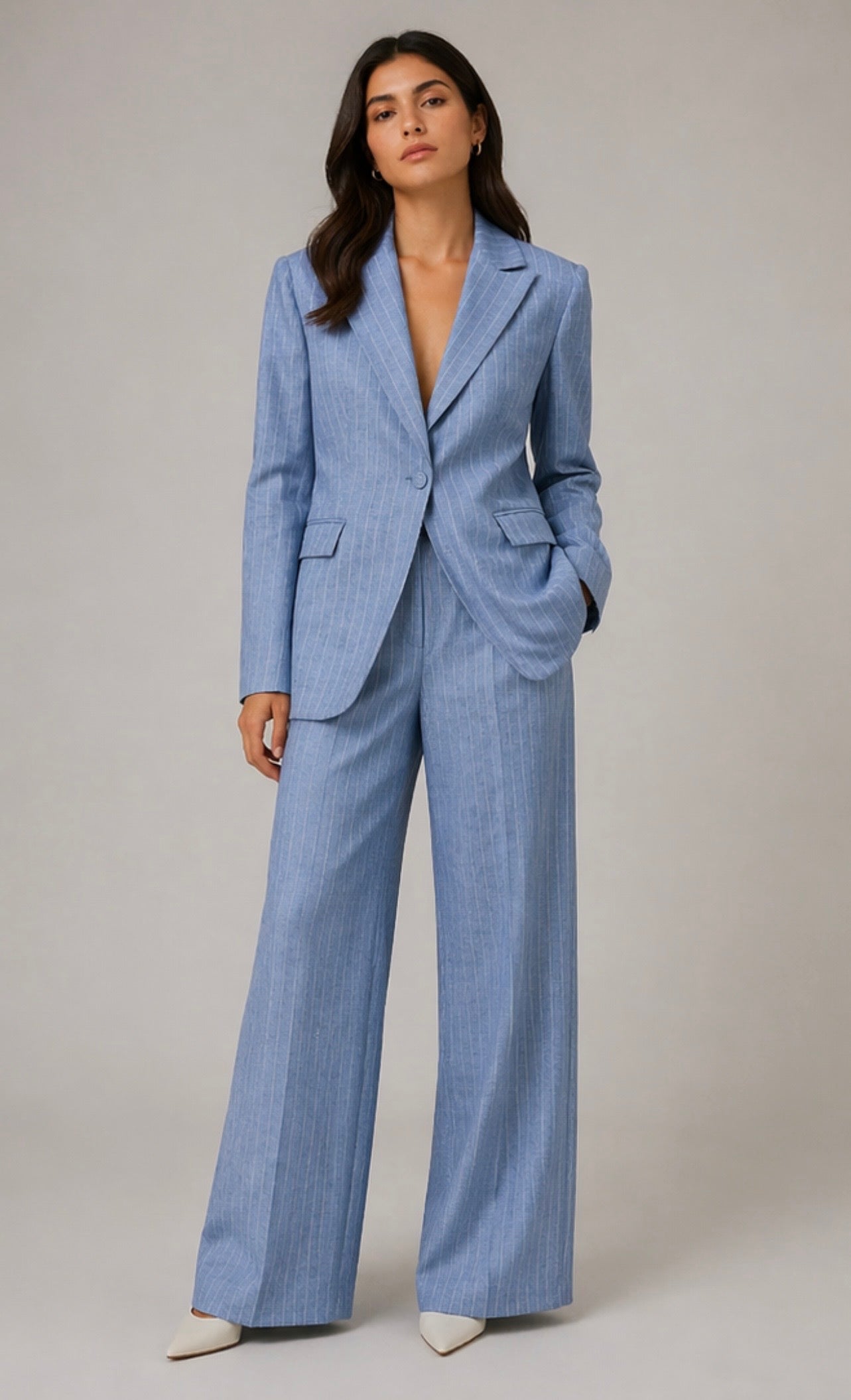 Tailleur gessato donna azzurro Erica Bellucci – coordinato completo blazer e pantalone palazzo - indossato da modella - total look vista frontale - foto IA