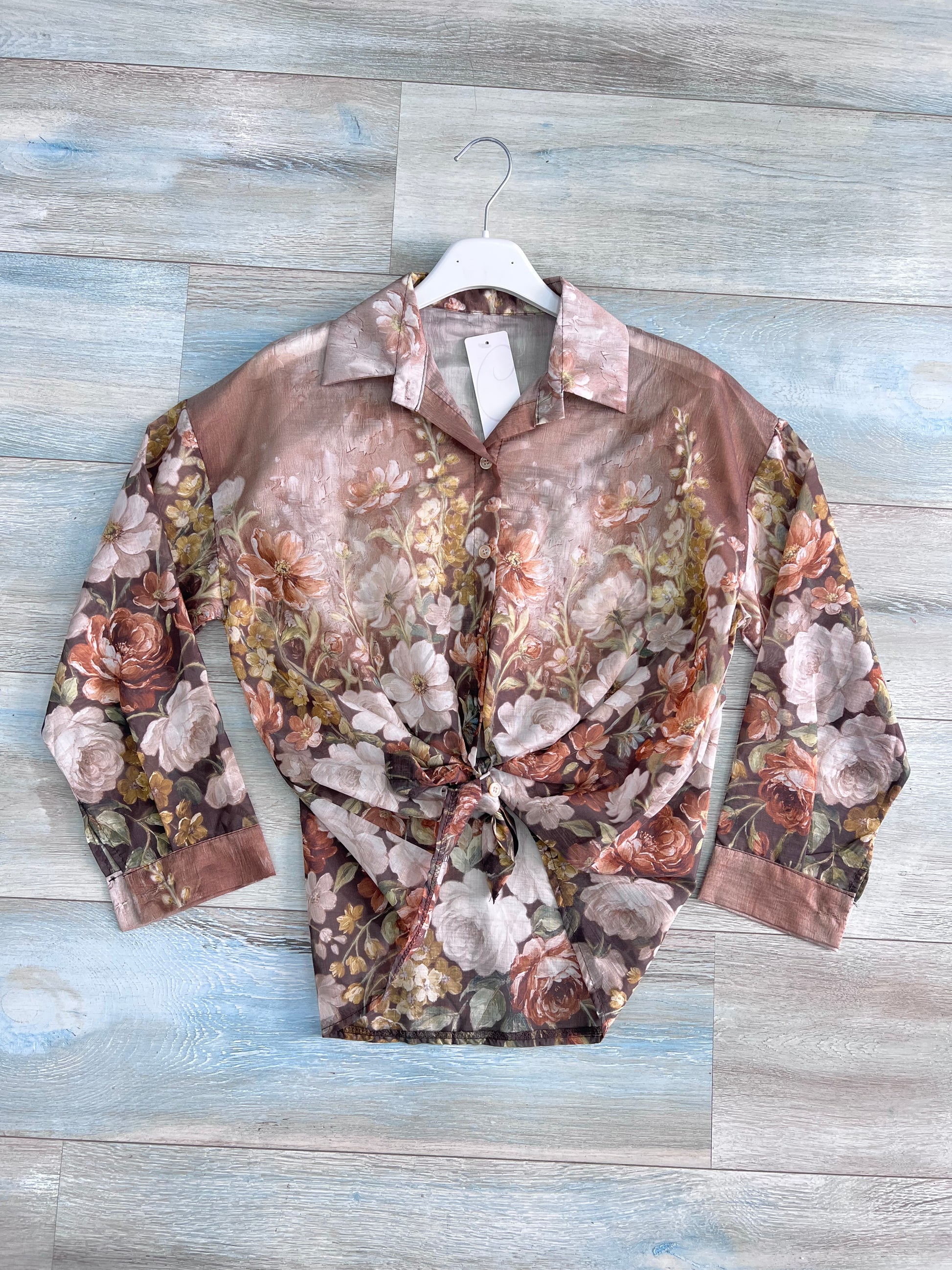 Camicia floreale donna in TENCEL® colore cioccolato, vista frontale su gruccia – Made in Italy | Frarò
