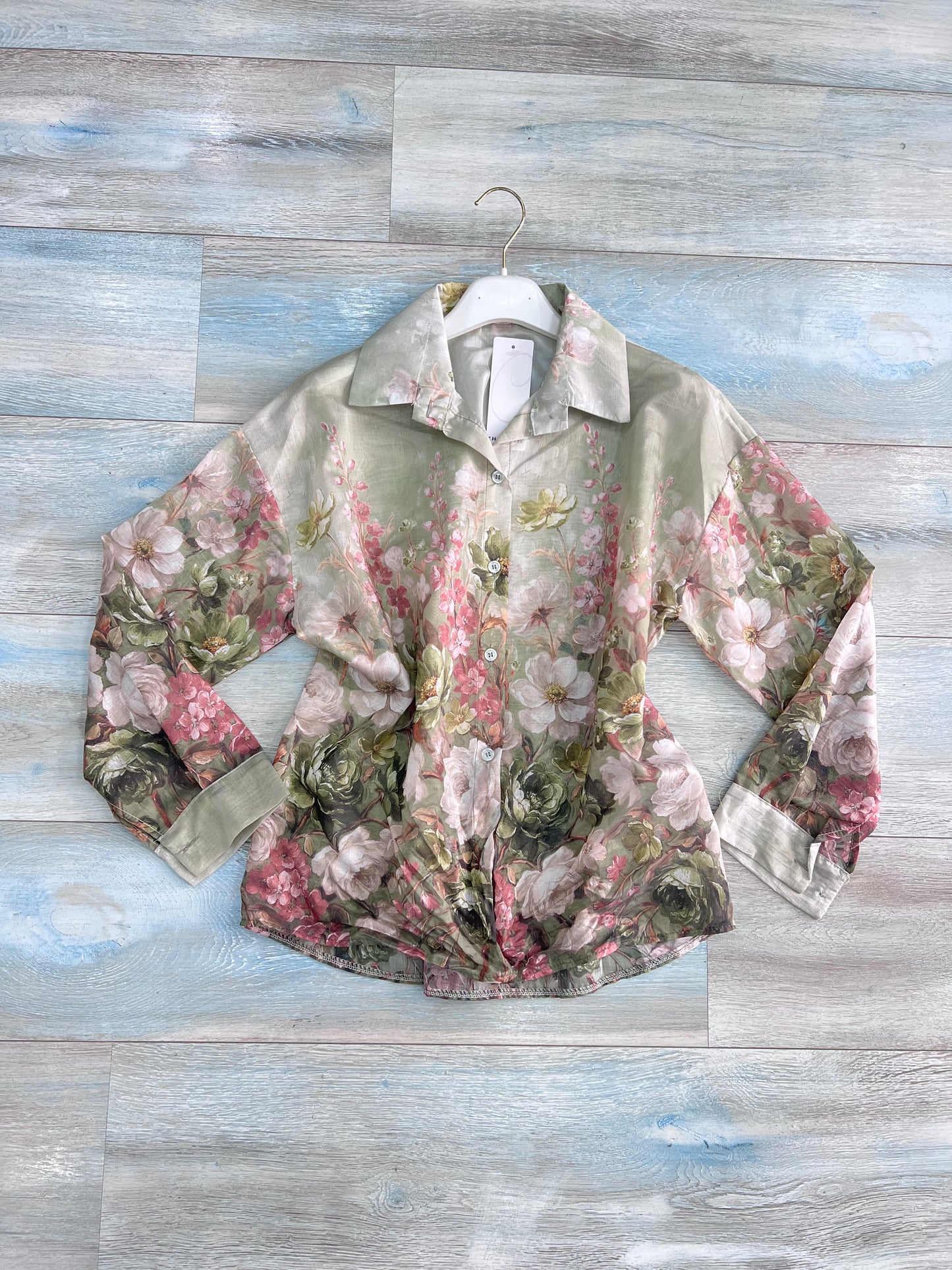 Camicia floreale donna in TENCEL® colore verde, vista frontale su gruccia – Made in Italy | Frarò
