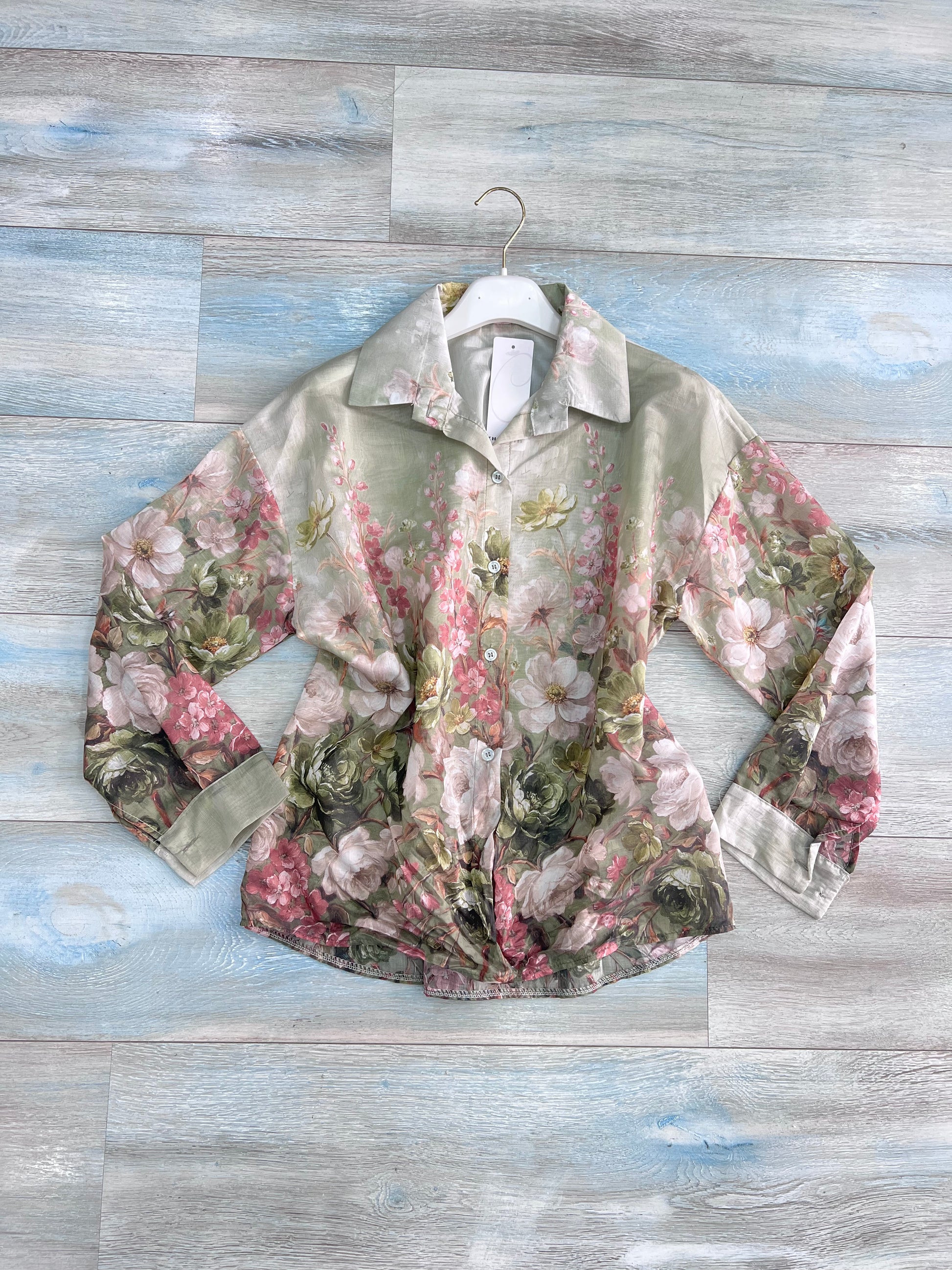 Camicia floreale donna in TENCEL® colore verde, vista frontale su gruccia – Made in Italy | Frarò
