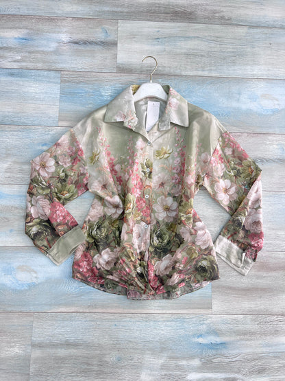 Camicia floreale donna in TENCEL® colore verde, vista frontale su gruccia – Made in Italy | Frarò
